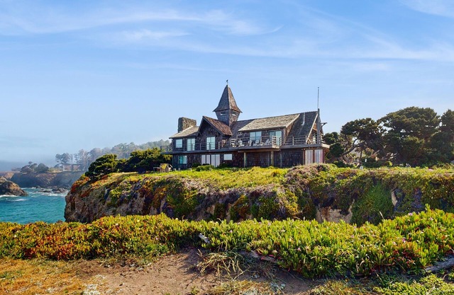 Two-level oceanfront home with stunning ocean views & private hot tub