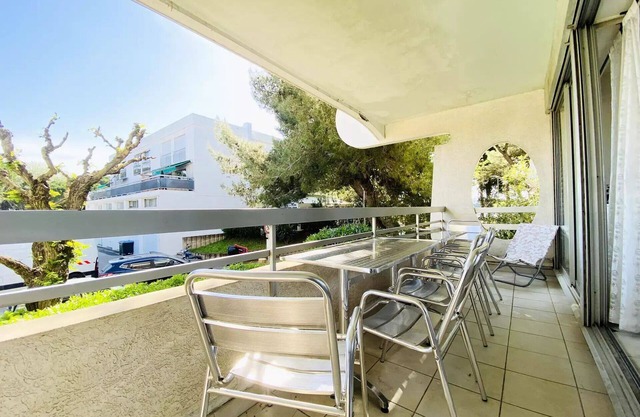 Two-room apartment with pool at Le Ponant