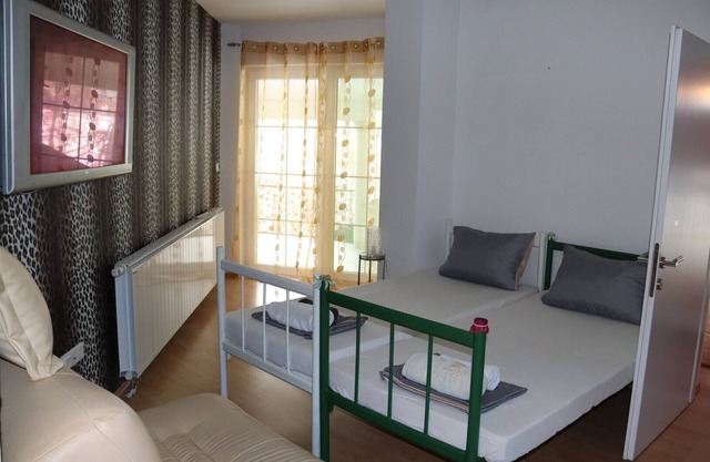 Two separate double rooms Uma with shared bathroom
