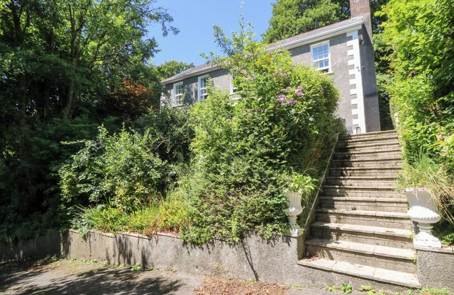TY CAREDIG, pet friendly, character holiday cottage in Pontardawe