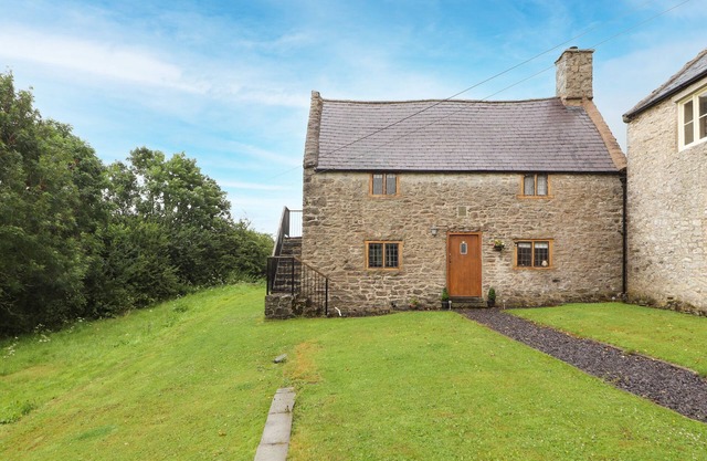 TY TABITHA WYNNE, pet friendly, character holiday cottage in Caerwys