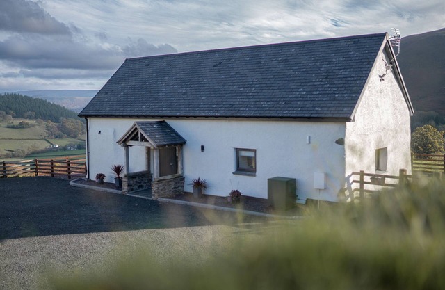 TYN LLWYN BARN, pet friendly, luxury holiday cottage in Llangollen