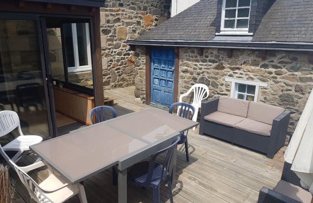 Typical house for 6 people, quiet location 1km from the beach