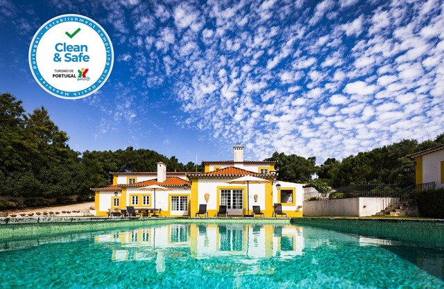 Typical Portuguese country house with pool 'Quinta do Pé Descalço'