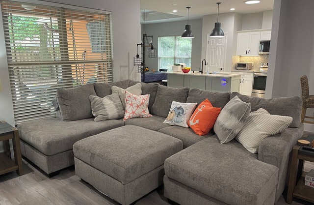 UF 4BR/4BA Gem–Walk to Stadium-Renovated-Spacious-New Beds-Clean & Spacious