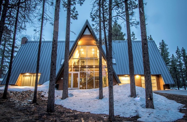 Ultra-Modern Fox Farm Retreat with Hot Tub, Sauna, Games, and More.