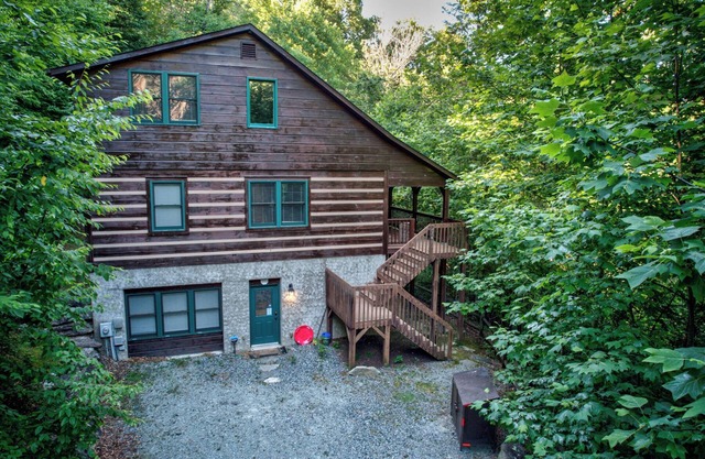 Uncle Johns Cabin in peaceful Valle Crucis - Hot Tub - Pool Table - Ping Pong