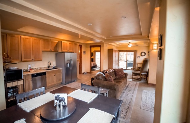 Under the Gondola - Moose View Suite, Dog Friendly! #VHR-13-03