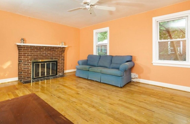 UNFURNISHED Spacious 5-bedroom house in College Park with AC