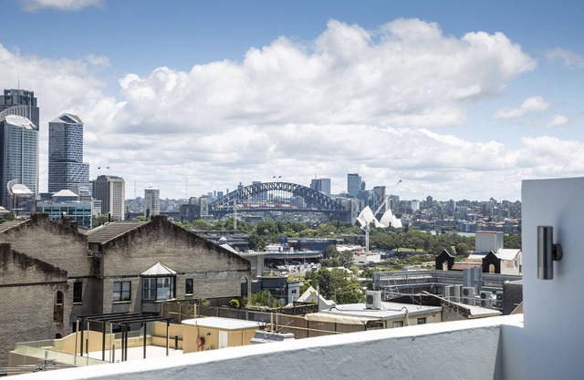 Uninterrupted Harbour Bridge & City Views | Luxurious 1 bedroom split level apt.