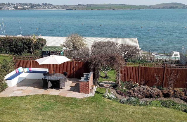 Uninterrupted spectacular views over the Camel Estuary and ocean.