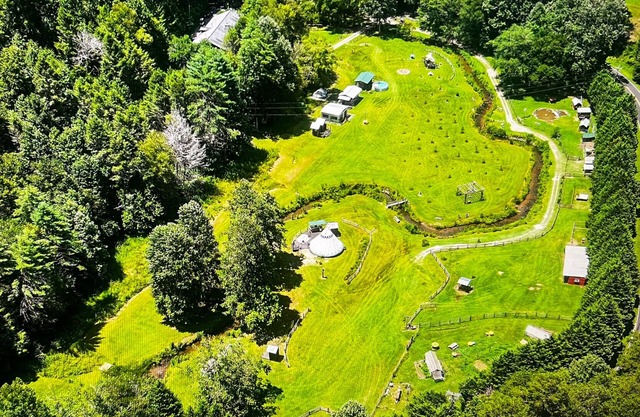 unique 1-bedroom apt Organic Farm&Resort in Murphy with AC