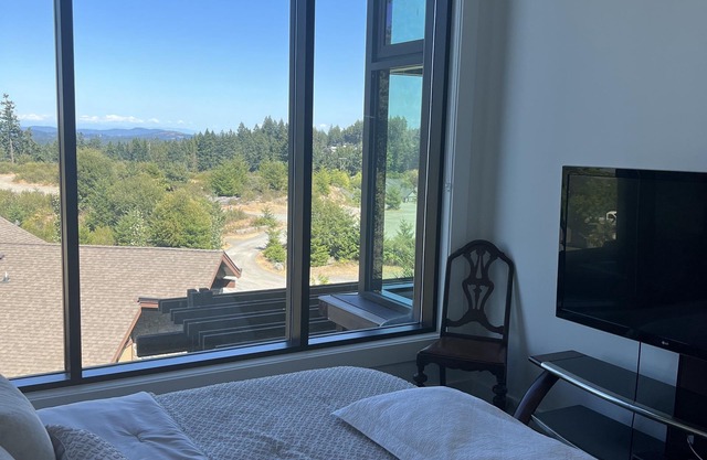 Unique 13ft ceiling condo/golf club/fitness facilities/outdoor pool/hiking 👍