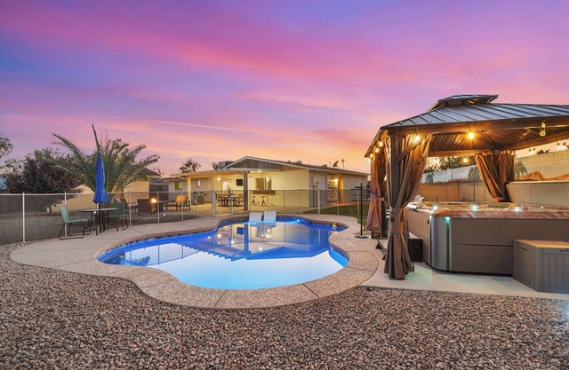 Unique 3-bed, 2-bath house with Pool, Hot Tub, and Hi-Spd Wifi in Optimist Park