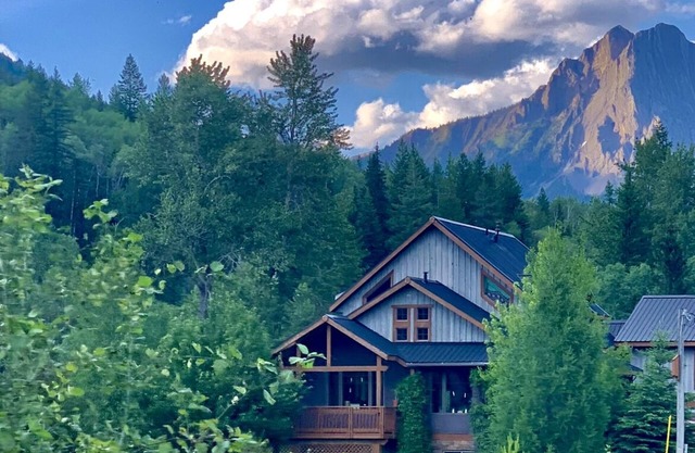 Unique and Cozy Eco Friendly Straw Bale Home in Mountain Town