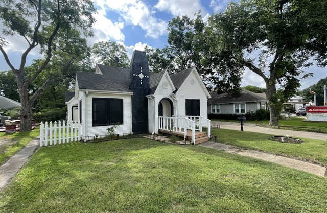 Unique Artist home on Main Street Kaufman!