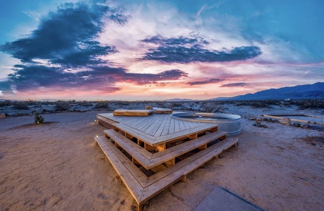 Unique cozy retreat near Joshua Tree Park nPool/Hot tub