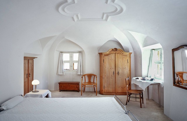 Unique Engadine house, 275 square metres, aesthetic living room in Bever