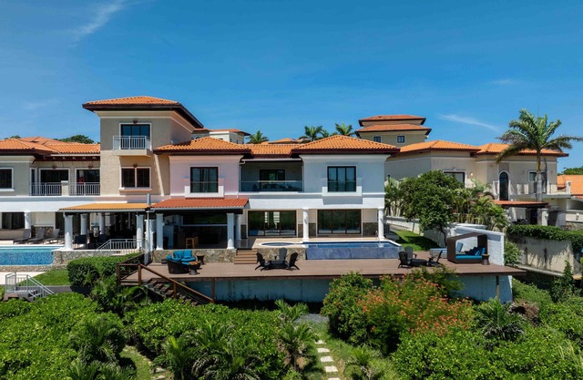 Unique Golf Retreat: Pool ~ Hot Tub ~ Scenic Views