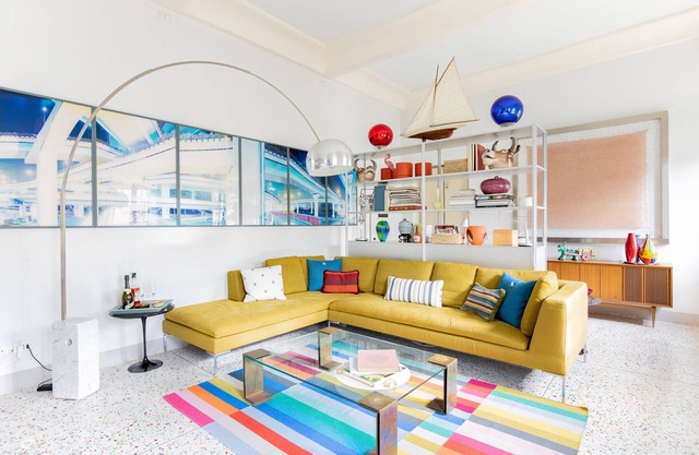 Unique lifestyle, modern, airy, inside walls, free garage parking if handicapped