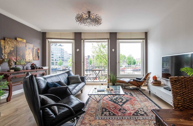 UNIQUE Private Amstel River suite I 2BD (+ Private Bathrooms!) | Canal View