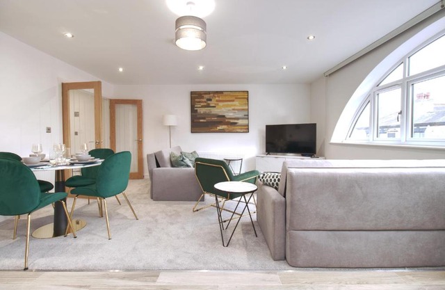 Unique! Stunning 3-Bed Penthouse Flat - 2 Floors - Sleeps 8 - Free Parking