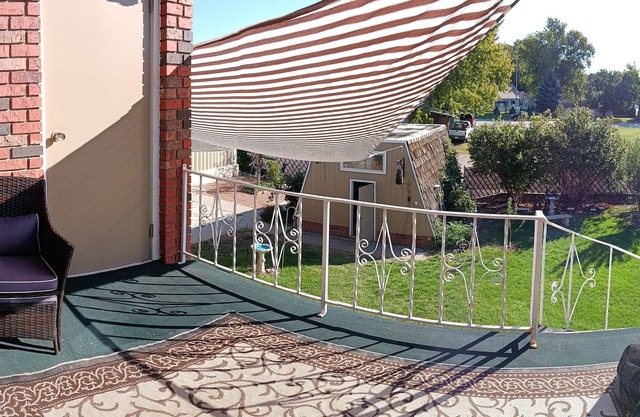 Uniquely comfy 2nd story, private entrance, outdoor balcony, fence, off street