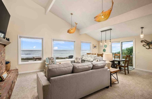 Unreal Panoramic Oceanfront and Beach Views, Hot Tub, New Game Room, Fire-table, 1/2 Mile to Town
