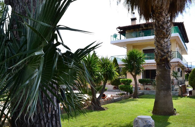 Unwind in a Spacious flat with Gardens near Beach