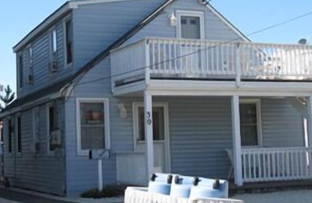 Updated 1 bedroom second floor duplex on the oceanblock in Surf City