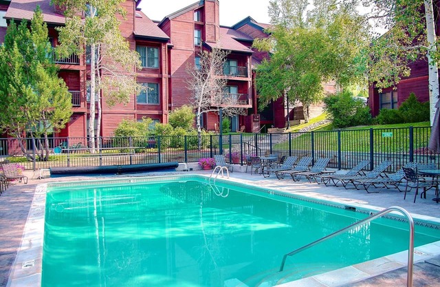 Updated/Clean Condo w/Heated Pool-Hot Tubs-Tennis-Grills-Patio on Green Space-Near Resort/Town Bus