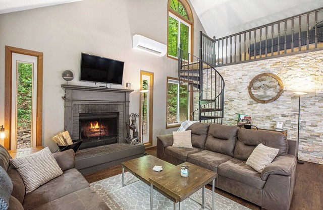 Updated Cozy Cabin w/Loft at Schuss Mountain w/Resort Privileges