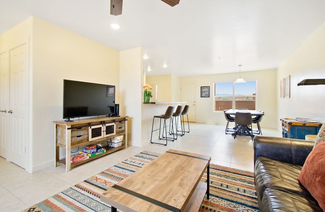 Updated dog-friendly condo with pool & hot tub access - close to national parks