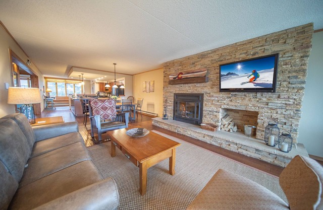 Updated, Gorgeous Mtn Views, Deck, Shuttle