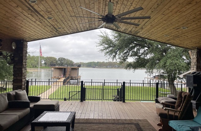 Updated Lakehouse on Cedar Creek Lake/Fenced in backyard/Great Neighborhood