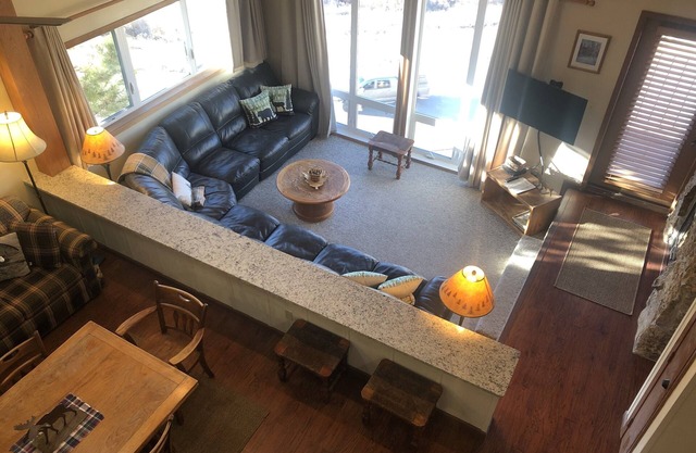 Updated MOUNTAINSIDE Condo-2bd/3bth-adjacent to slopes and family friendly