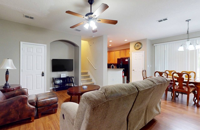 Updated retreat with pool access, W/D, AC, & patio - close to Disney Parks