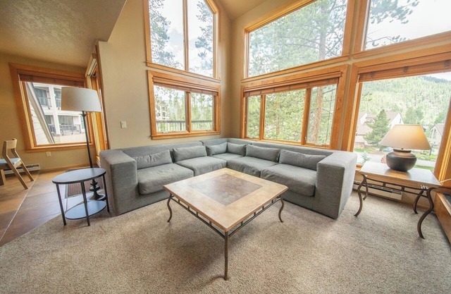 Updated Spacious 2BD/2BA, Views, Shuttle to Slopes
