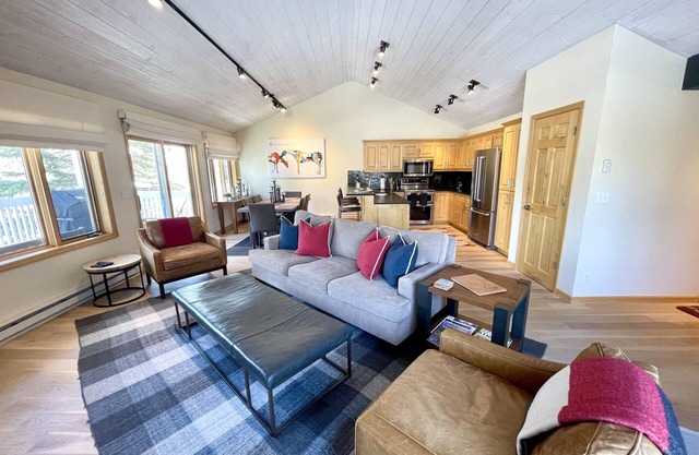 Updated Teton Pines Townhome, 5 Min from Skiing! 3B, 3.5B