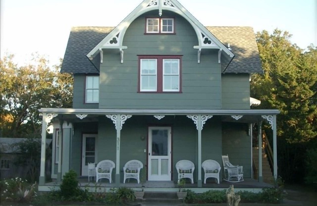 Updated Victorian near beach. Inquire for reduced rates in August!
