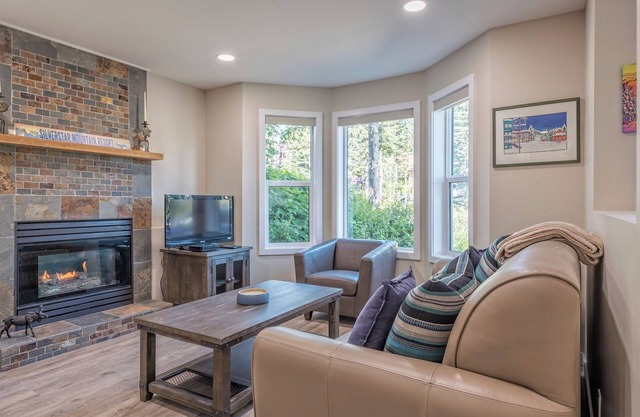 Upgraded Ground Floor Suite in the Desirable Knoll Area with private hot tub