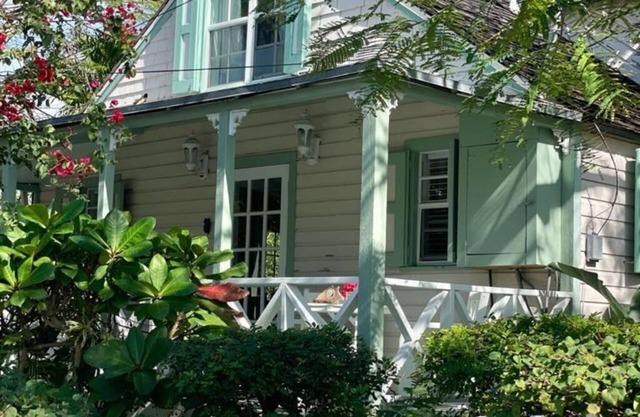 Upper Dunmore House Historic Sweet and Cozy Bahamian Style Cottage!