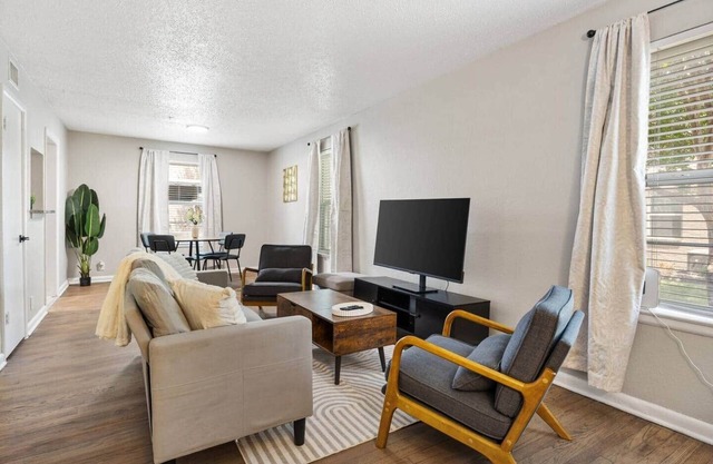 Upscale 2BD Townhouse in Dallas | Pool, W/D, Desk