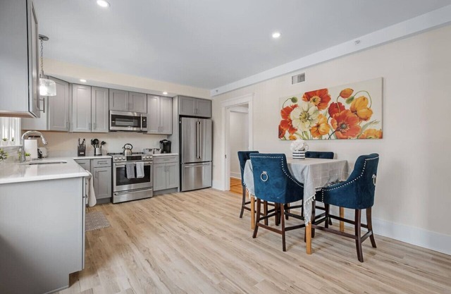 Upscale 4 Bedroom Condo w King Bed Suite