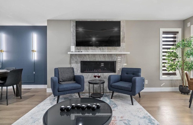 *Upscale Downtown Home on 17 Ave | 2 King Rooms*