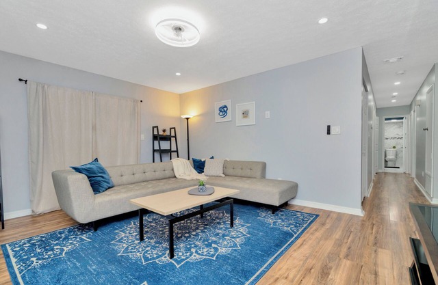 Upscale Family Oasis: Serene Location ~ Pool ~ Parking n