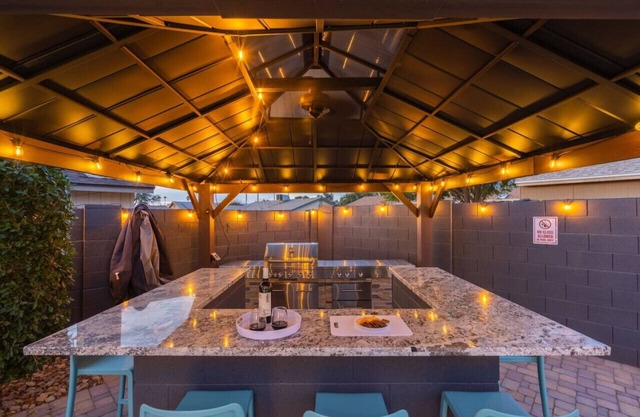 Upscale Home~Pergola/Built in Bbq!~Resort~Backyard~Heated Pool