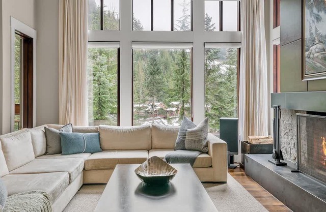 Upscale Mountainside Chalet, Ski Access, Hot Tub
