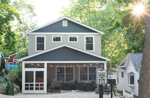 "Upside" New Cottage w Custom Built Bunk Room - Inside LKSD Gates