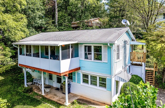 Upstairs, dog-friendly retreat with forest views, full kitchen, plus pool access